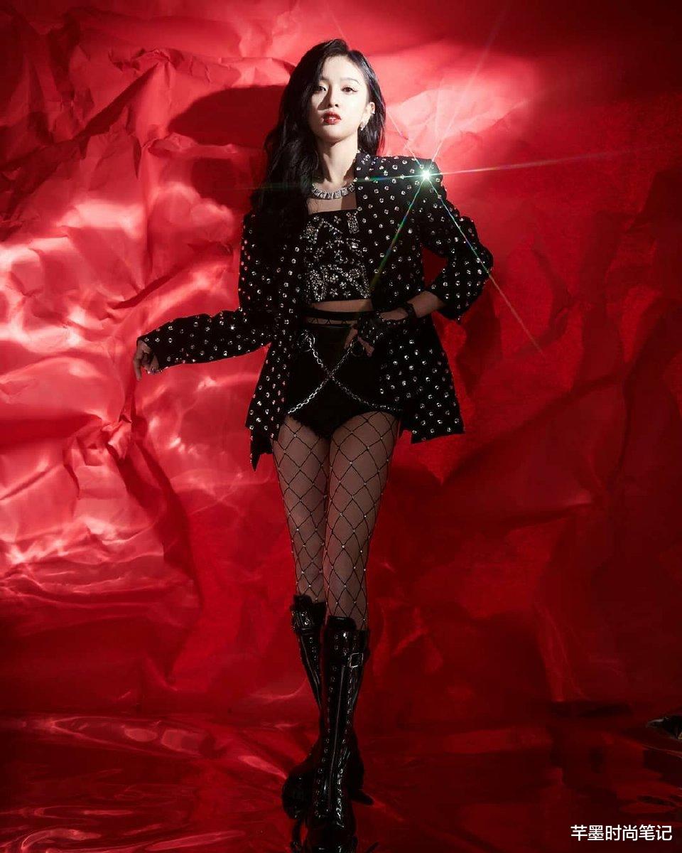 穿衣搭配|吴宣仪穿小黑裙走“御姐”路线，搭配“一刀切”，时髦又霸气