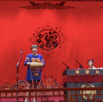 郭德纲|郭德纲老婆逛街被偶遇！打扮精致似阔太，体型比身边美女宽2倍