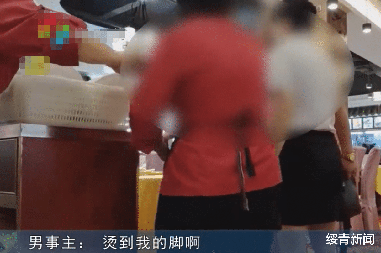 绥青新闻 用筷子戳服务员眼睛？广东一男子因服务员态度不周，竟用筷子戳向服务员眼睛？