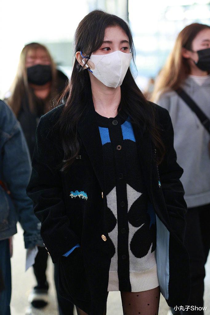 鞠婧祎|比想象的还要矮！鞠婧祎穿性感黑丝高调走机场，身材娇小似路人甲