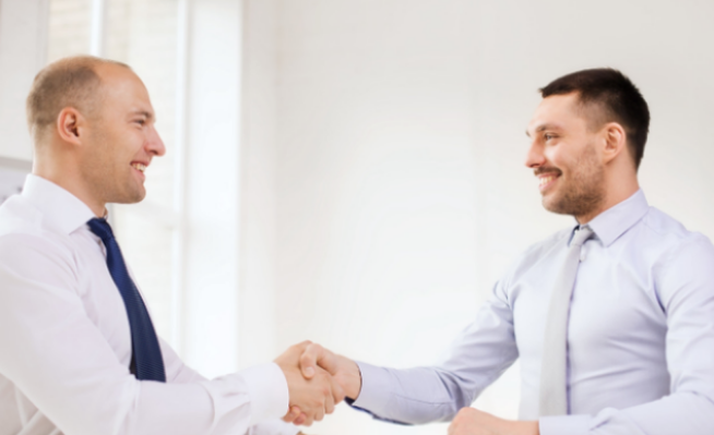 职场故事|男子被裁员,临走前把工位收拾得干干净净,隔天收到人事消息愣了