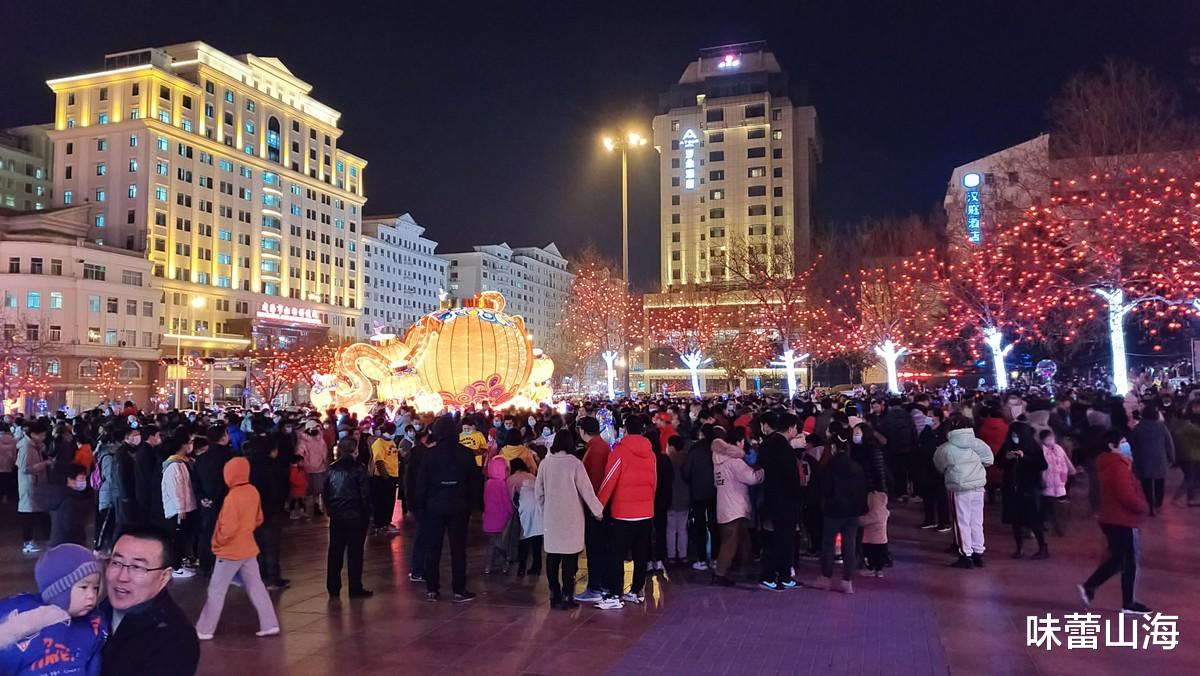 味蕾山海 去威海人民广场看花灯,七彩霓虹人山人海,热闹喜庆的感觉真好!