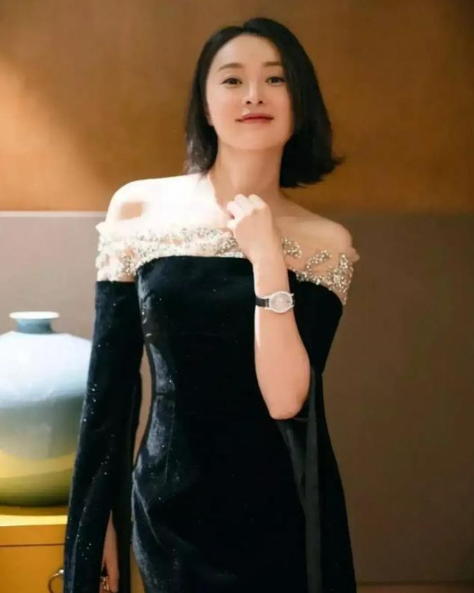 潮帮先生 吴越认真打扮好惊艳，穿一身丝绒长裙优雅贵气，真正的高级气质美