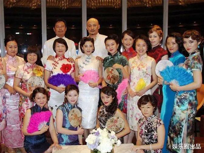 张雨绮|张雨绮庆生旧照被翻出，衣着华丽场面壮观，大合影引起热议