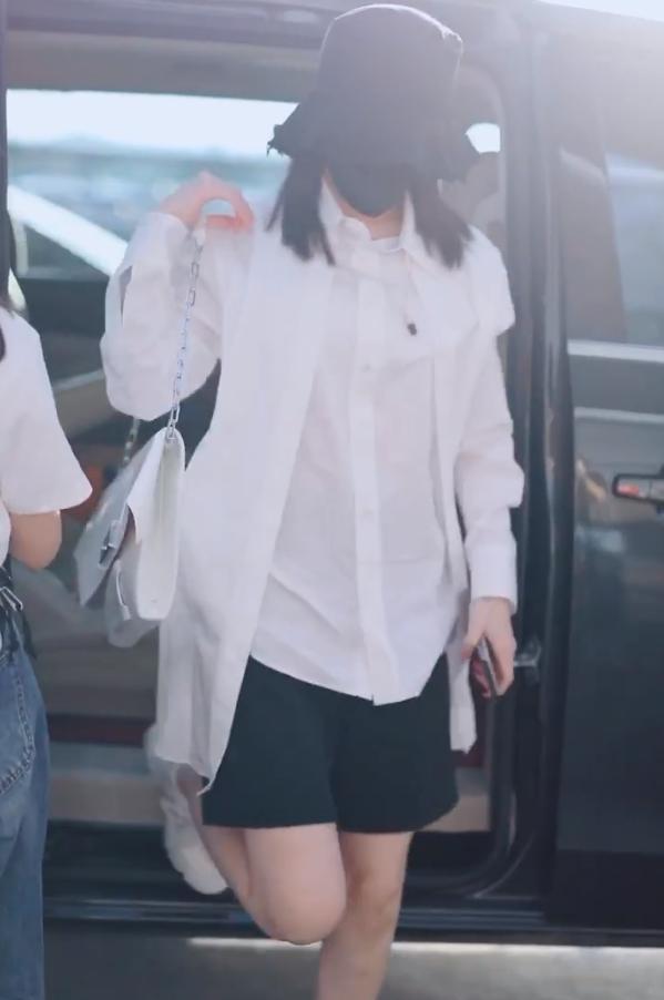 孟美岐|孟美岐现身被偷拍，下车瞬间双腿惊呆路人！网友：这腿真的存在？