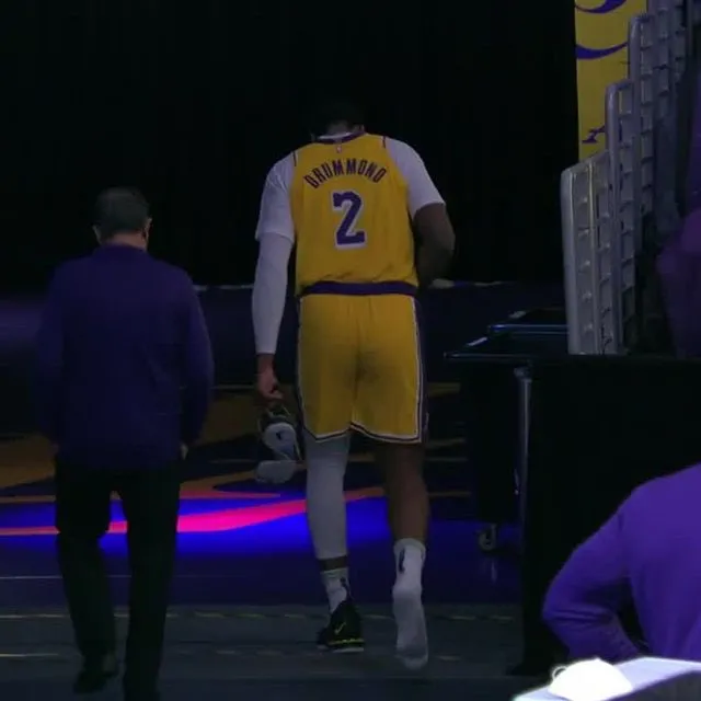 湖人队|伤退！4分3失误4犯规！庄神首秀突发诡异伤病！