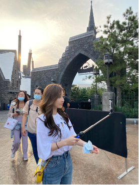 魏大勋|冯提莫环球影城游玩，路人镜头下生图妖精，网友：太精致了