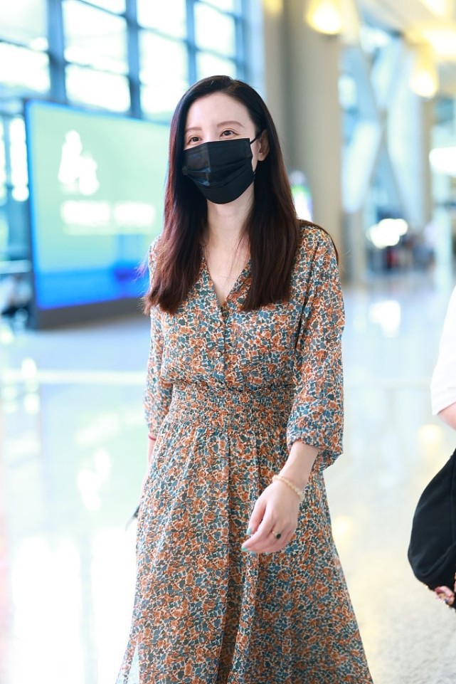 大表姐的时尚圈|张萌气质果然好,碎花裙+凉鞋穿出“贵妇风”,40岁还是衣架子