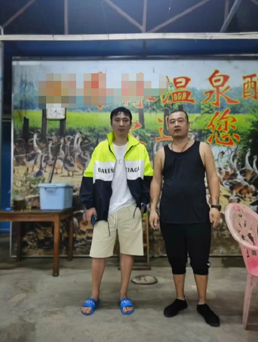 王思聪|王思聪大年初一现身三亚吃大鹅，和店员碰杯，一动作被指不尊重人