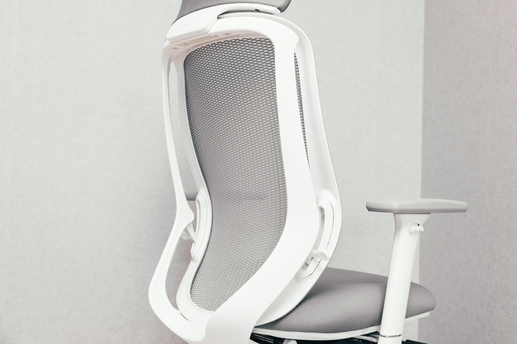 从零开始，打造极简白色系桌面美学工作台，附品质配件指南