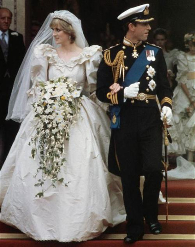 戴安娜葬禮上：16歲的威廉王子雙眼流露出仇恨，英女王面帶微笑-圖2