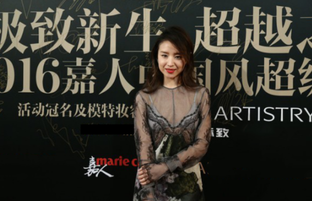 董洁|董洁大婶的年纪魅力不减,穿薄纱刺绣裙配红唇,尽显成熟女人味