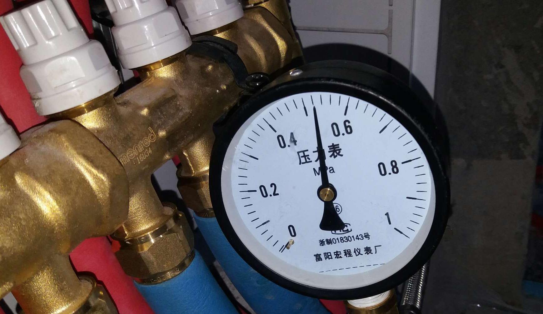 地暖打了8个压，半个月后掉了0.5个压，正常吗？为何会下降？