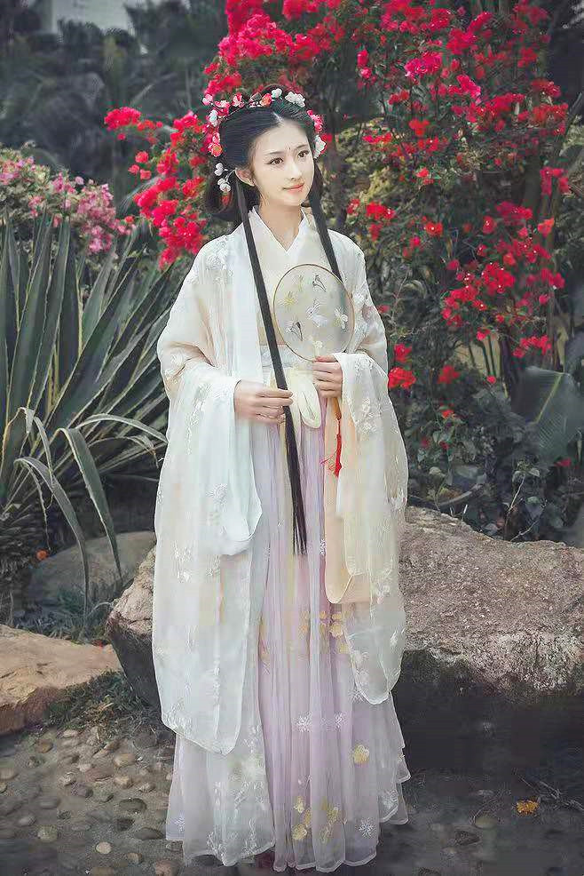 郭晶晶|“豪门女神”郭晶晶美呆了，穿汉服如少女般娇羞，口罩也藏不住美