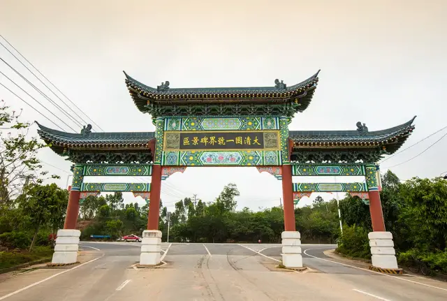 新广西 据说这是国内最美的景观公路之一,沿着它走,可以到达“秘境桃花源”