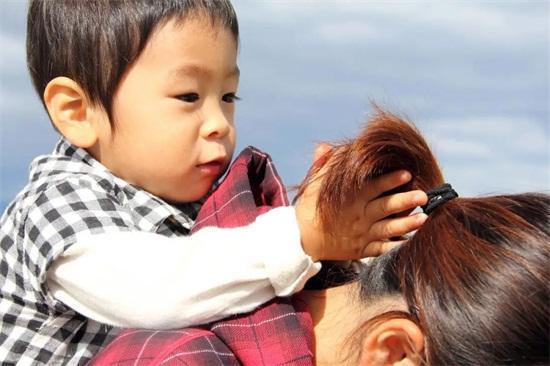 躲进你的身体|宝宝爱揪妈妈头发是为何？这三个原因一说，宝妈不忍责备孩子