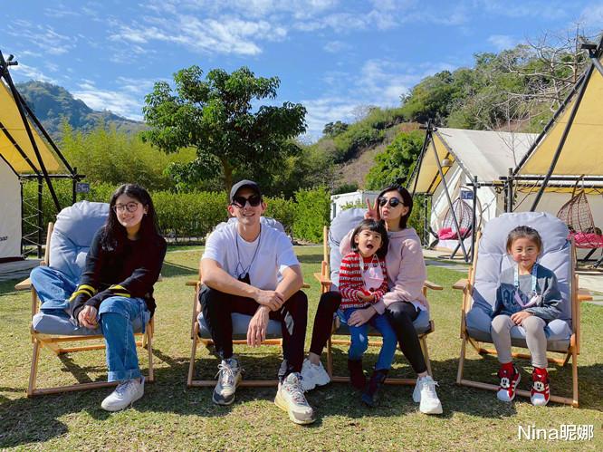 卫衣|贾静雯家庭聚会，穿连帽卫衣内长外短好拉垮，俩女儿眼睛都超像爸