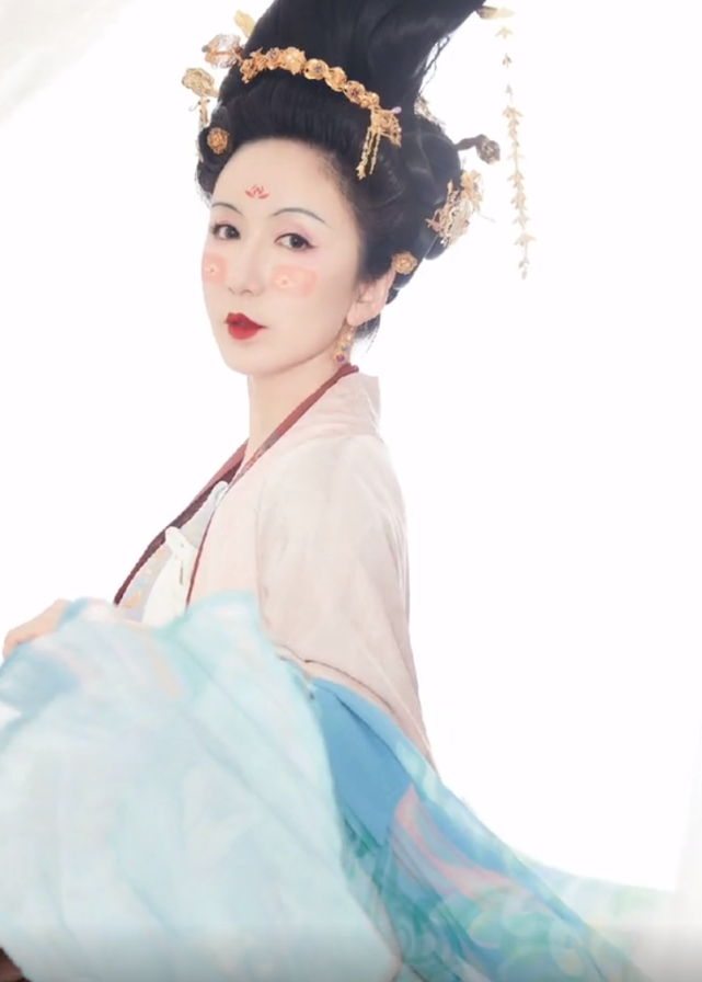 娄艺潇|娄艺潇晒绝美古装视频颜值回春,却被系统提示疑似使用了AI换脸技术