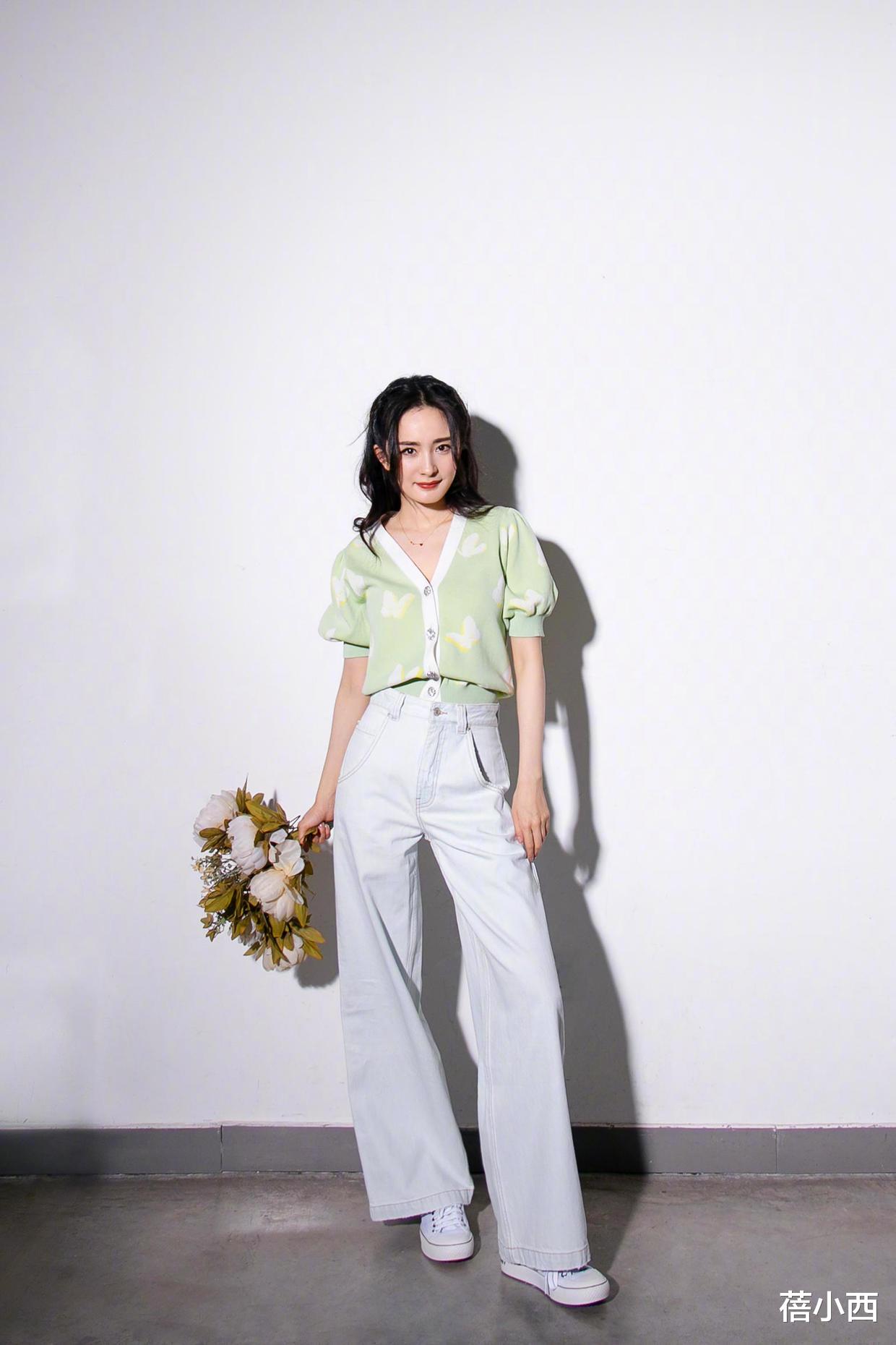 蓓小西 杨幂真不愧是“姐姐圈”的顶流,穿黑色丝绒裙配大波浪,气质惊艳