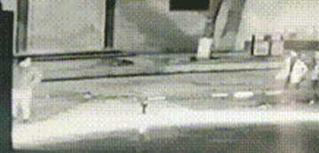 深夜2女子遇猥琐男裸露下体 惊慌逃跑 男子竟提裤追赶