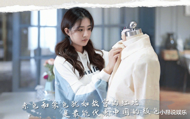 徐璐|徐璐晒海边泳装照，美背比细嫩筷子腿吸睛，面对镜头眼神迷离勾人