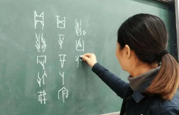 作文|高考另辟蹊径，学生用甲骨文写作文被985破格录取，今却成小丑