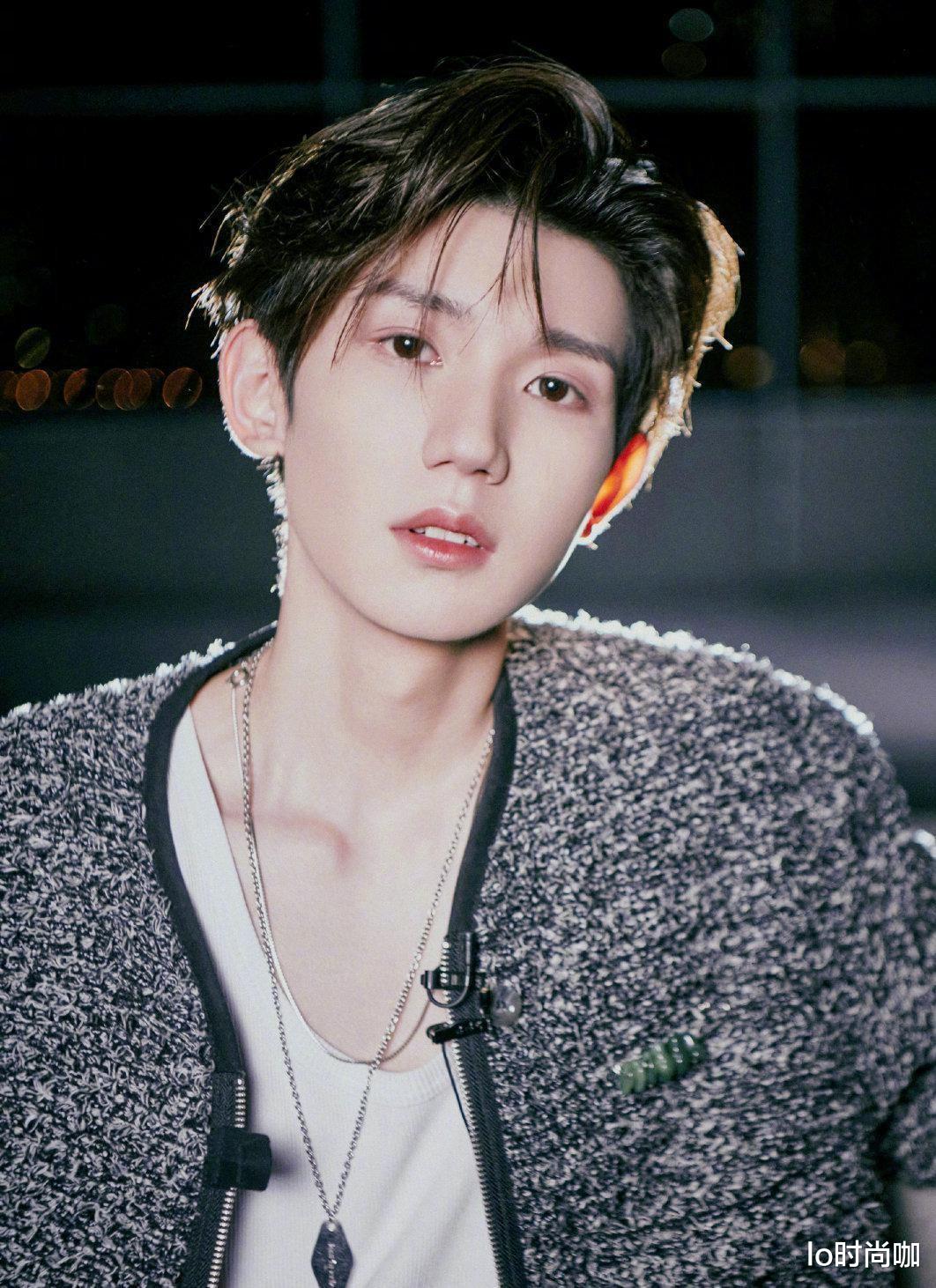 lo时尚咖|王源“贵公子”造型杀伤力太强，穿小香风少年感好足，干净又贵气