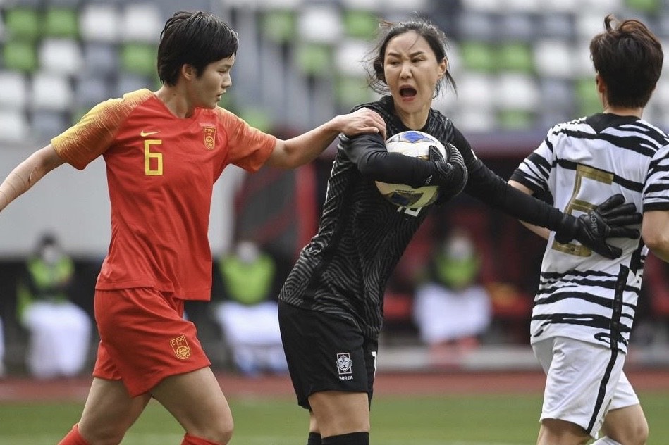 中国女足|罕见崩盘！中国女足半场0-2韩国，不进球将出局，名记：反常现象