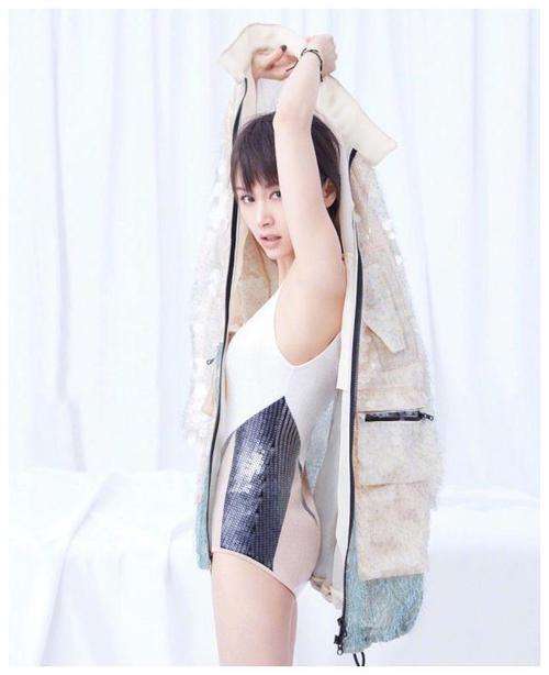 王子文|王子文穿丁字连体泳衣，热辣饱满，和吴永恩在一起好甜