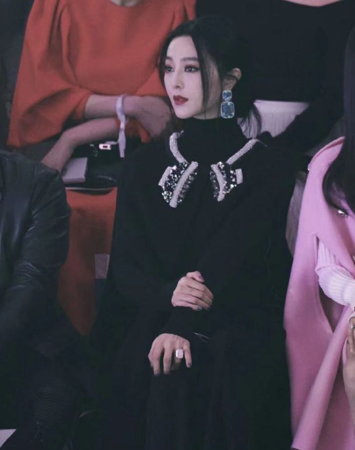 闲鱼有话说 范冰冰真壕，别人珠宝是点缀她却能当领子，配硕大钻石耳环太抢眼