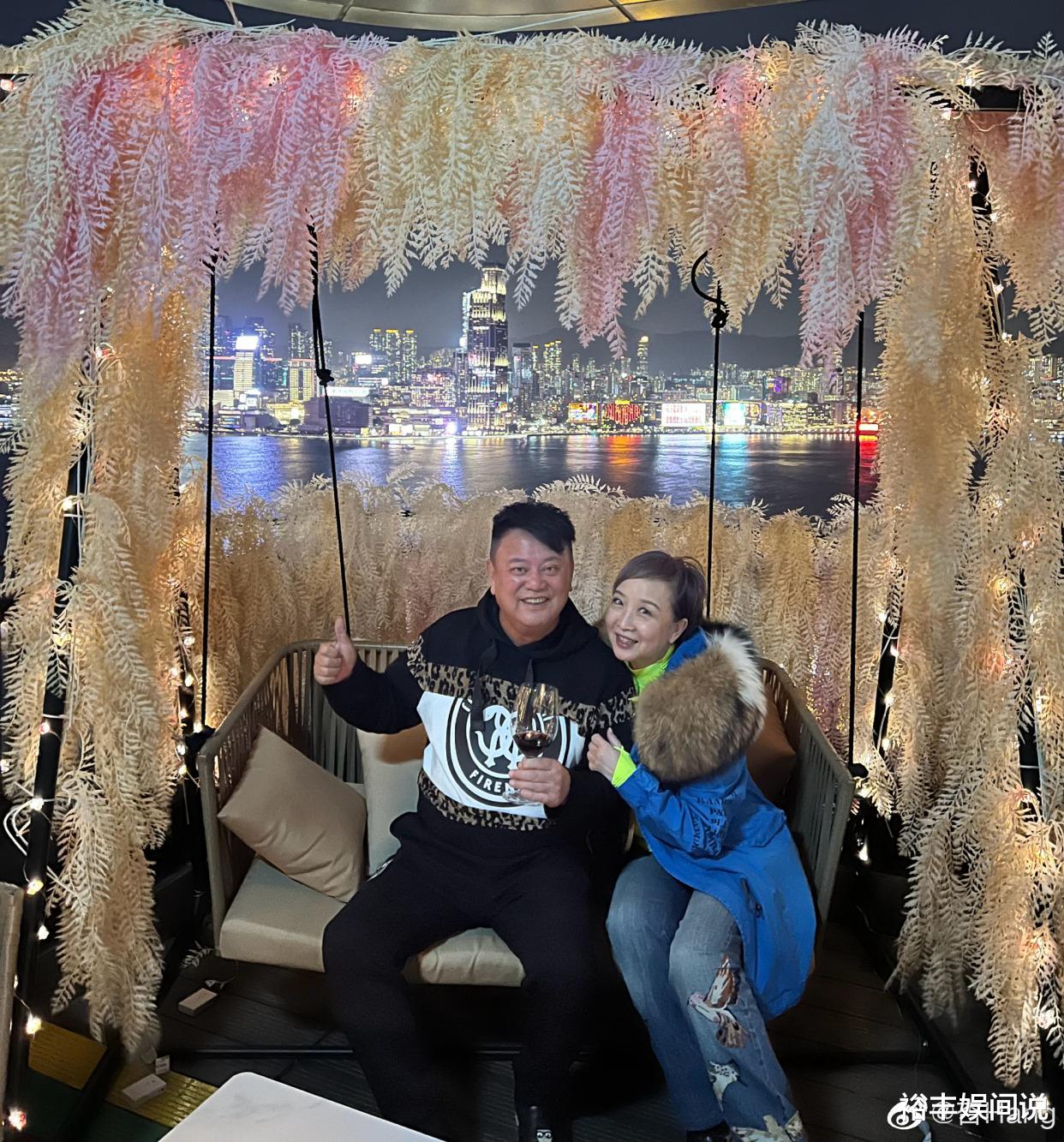 陈百祥|黄杏秀为陈百祥庆71岁生日，喝红酒吃寿包，坐摇椅上甜蜜秀恩爱