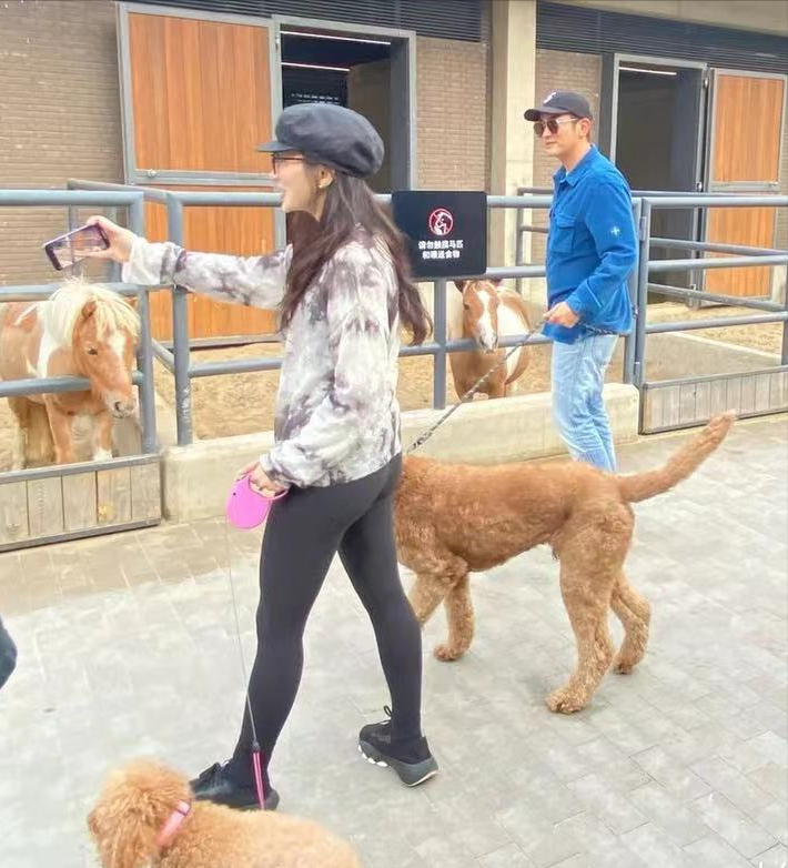 霍思燕|杜江夫妇出游，霍思燕赘肉抢镜胖若两人，网友笑言：不懊恼自己了