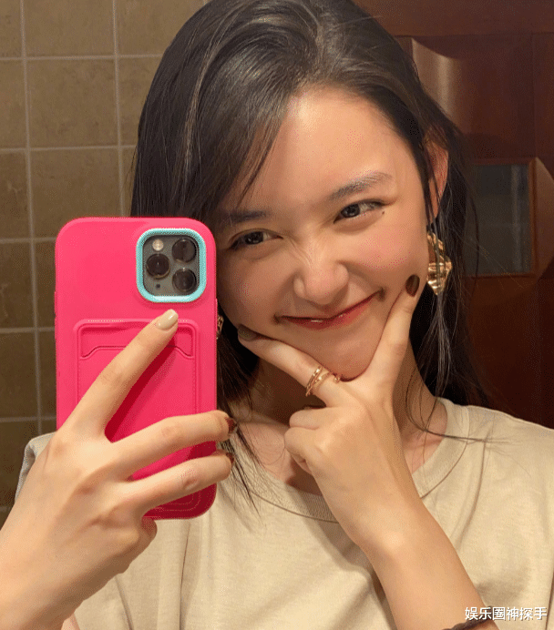 吕燕|童星蒋依依长大了，20岁身高接近170cm，生活照和活动图差别大