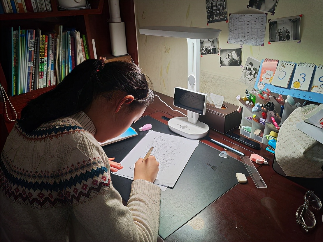 台灯还有学习功能，不得了！不得了！——碳氧护眼学习灯