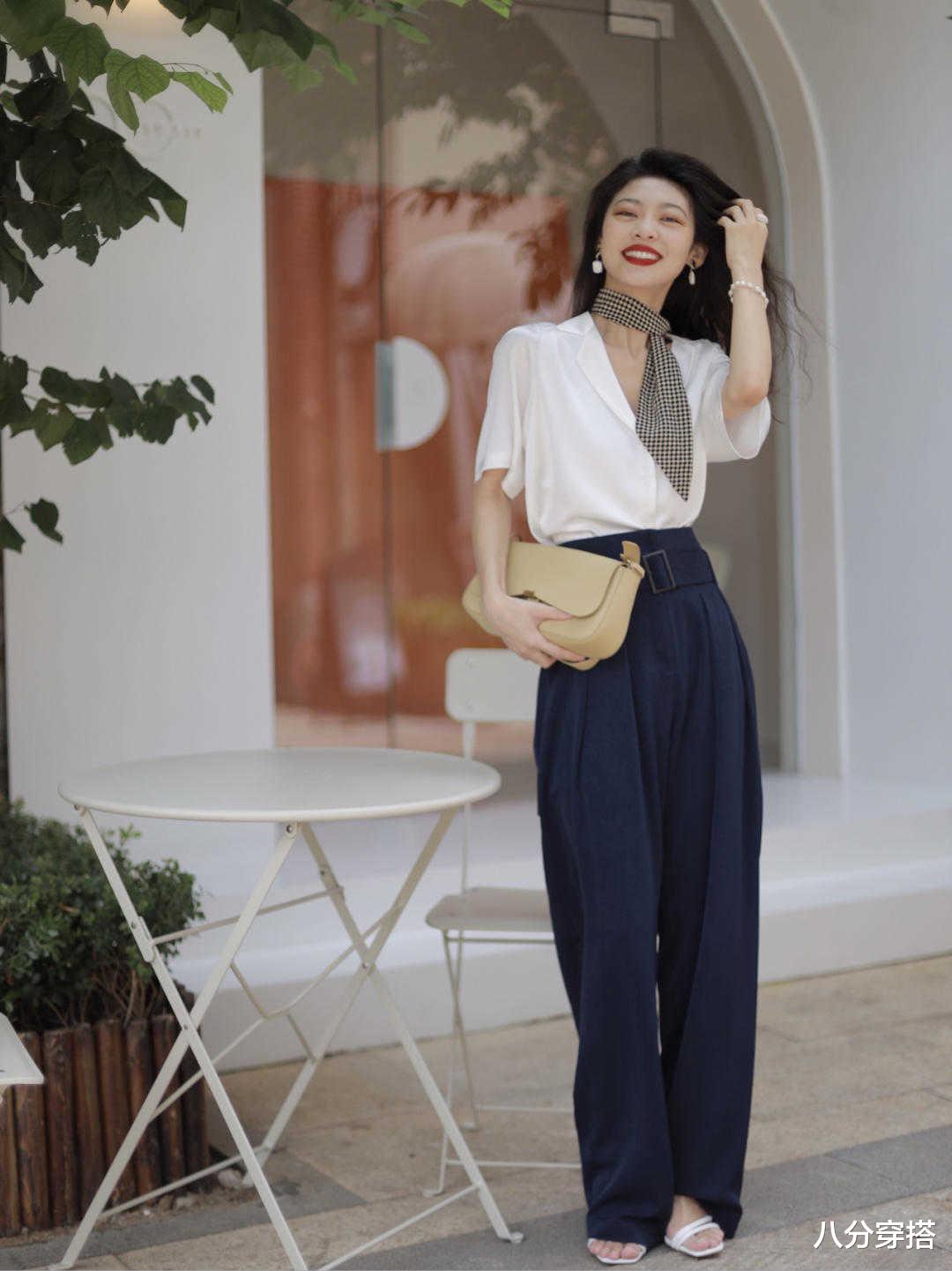 八分穿搭|秋季，基础款怎么穿出高级感？外套搭配碎花裙清新减龄，优雅随性