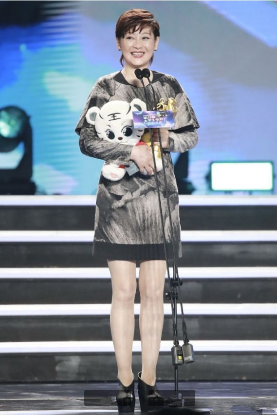 潮流新风 徐帆老了风韵犹在!穿水墨裙气质出众,眼纹双下巴难挡骨子里的美