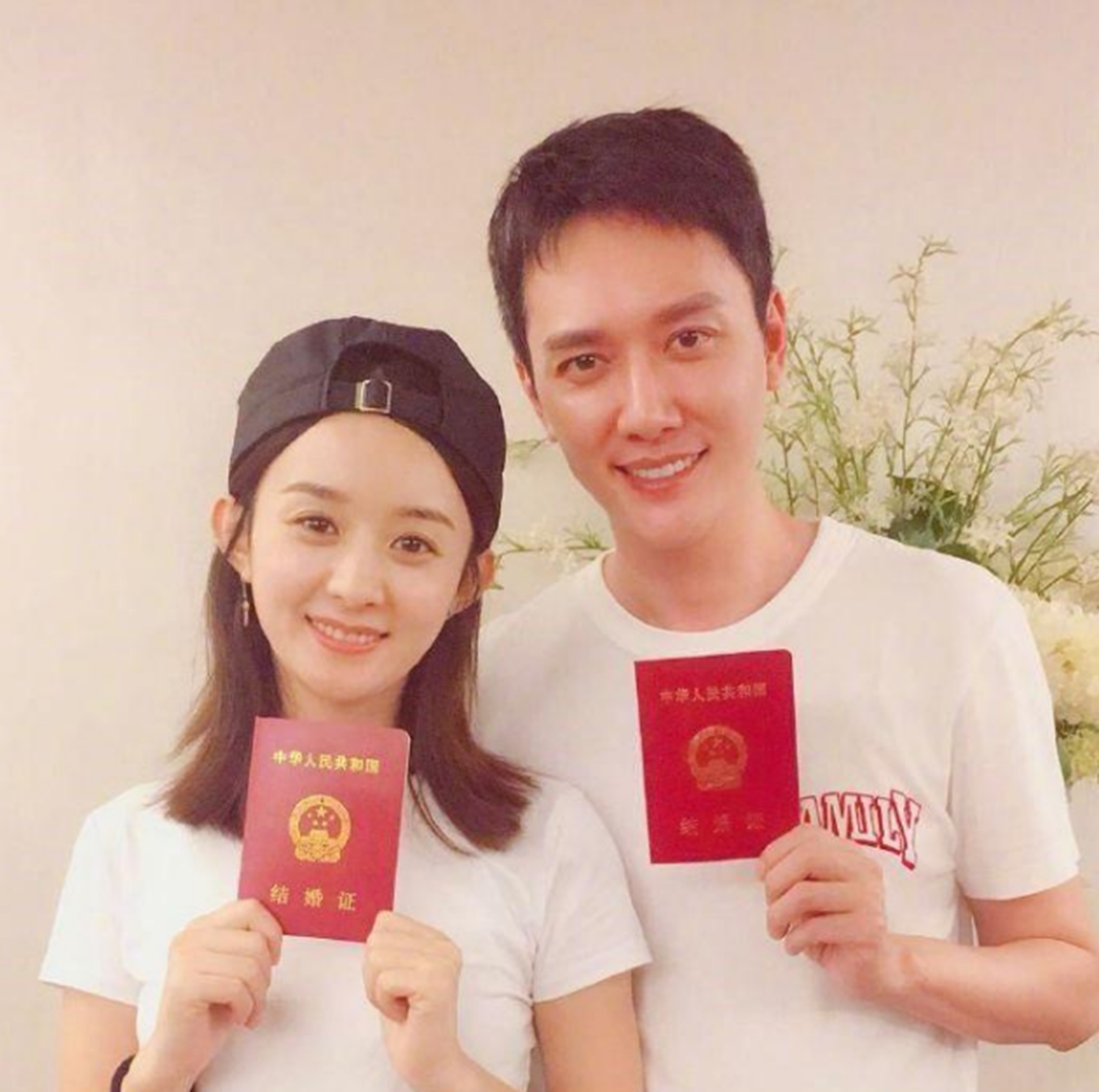 赵丽颖|赵丽颖弟弟：浓眉大眼不输冯绍峰，在家打工照顾父母，妻子像明星