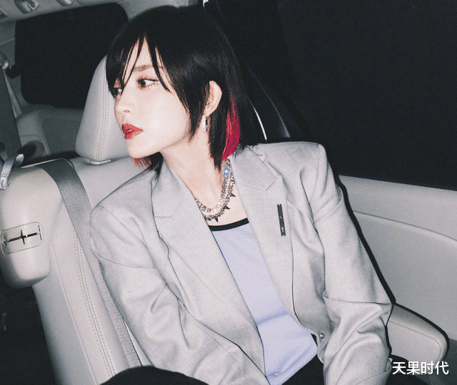 米饭|娜扎挑染短发变酷女孩，穿西装不忘秀蚂蚁腰，裤子也要划破穿