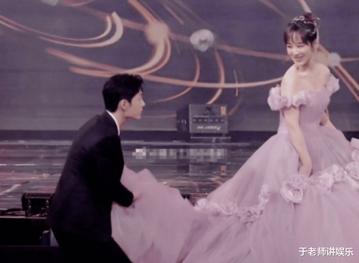 黄晓明|高下立见，肖战半跪帮杨紫提裙摆，好友李现在旁表情冷漠没反应