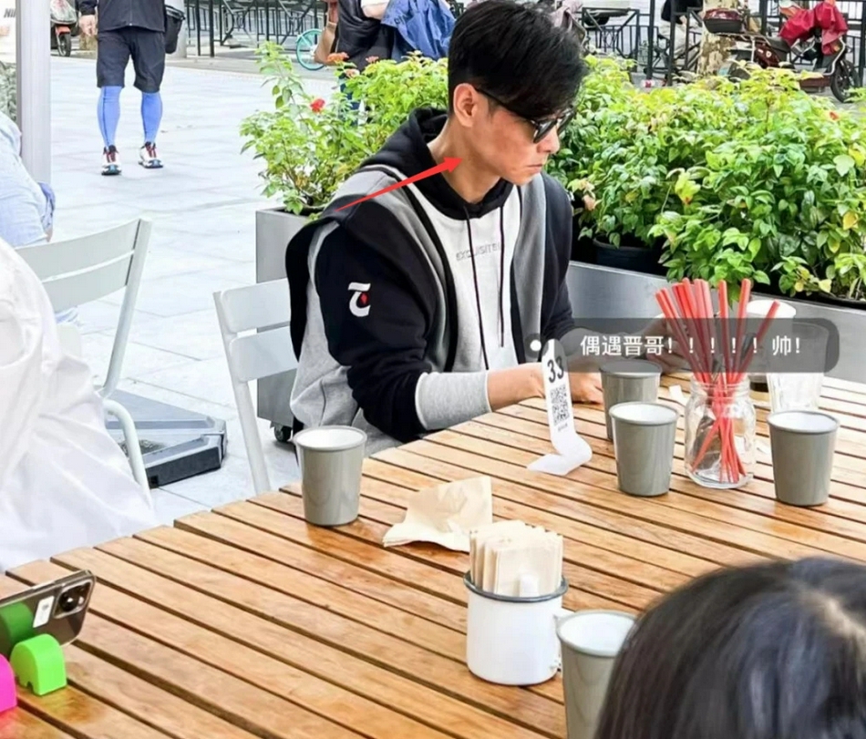 张晋|张晋陪“港普F3”在路边小店吃河粉，参加完《披哥》依然没戏拍？