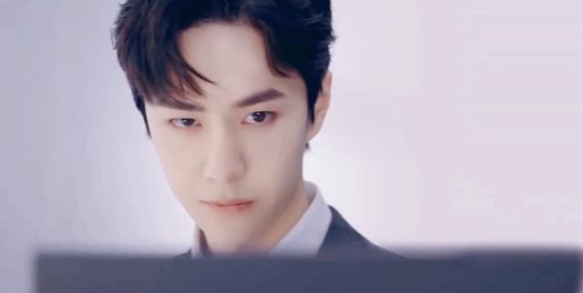 王一博|开年红！王一博新年拍广告，穿西装像“霸道总裁”