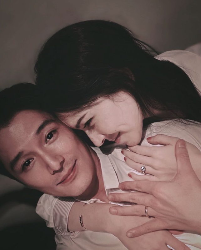 小姐姐|婚后生活不如意？邱泽官宣婚讯后首露面，与王少伟同框双眼通红