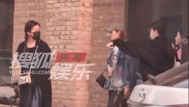 赵薇|45岁赵薇烟瘾太大？室内吸烟姿势老练不避嫌，扎双马尾嫩成少女