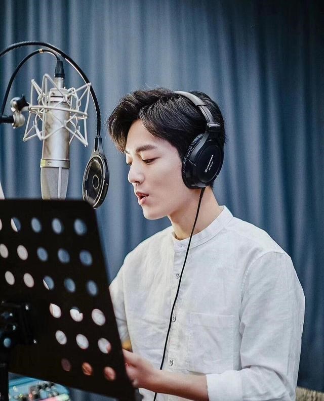 宋伊人|肖战工作室vlog有两处细节，幕后肖战紧张到搓手，新物料也在其中