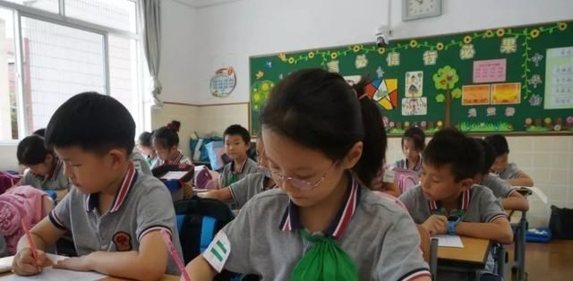 依科育儿吧|10岁小学生“豆腐块字”火了，大学生不敢相信：吃了“打印机”？