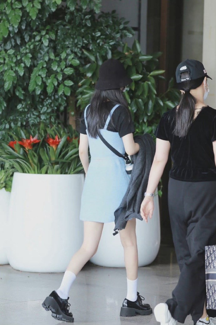 八只爪的猫|赵丽颖当妈后变养生，走机场叠穿手里还拿一件，保温杯更是不离身