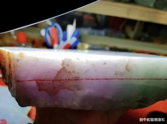 翡翠手镯|高价拿下皮薄如纸的翡翠原石，竟切出10支春带彩手镯，这实力没谁了