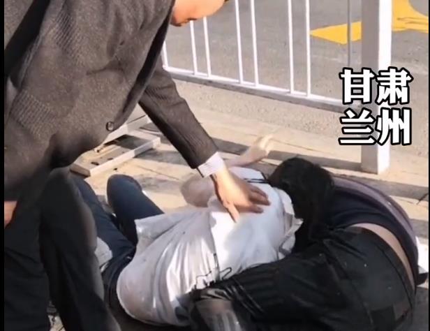 陈媛说 甘肃兰州：两个年轻人露宿街头，好心路人想叫醒，女子摆手拒绝