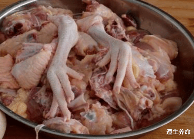 鸡肉含有大量激素，有害还会致癌吗？医生：2种肉建议要少吃