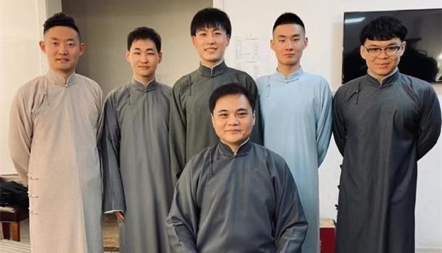 胡小小乖|德云社王昊悦与队友返回北京，却未见高峰身影，网友：你师傅呢